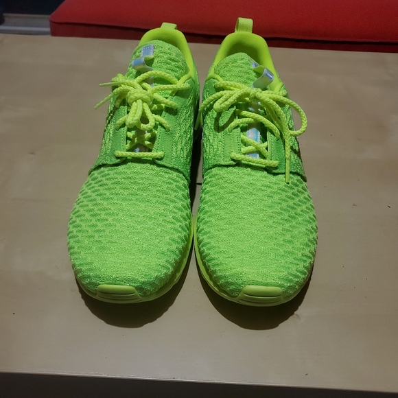 Nike Roshe NM Flyknit - Picture 2 of 5